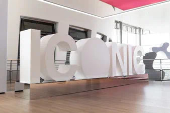 Teaser von-kaefer-bis-kunst-autostadt-eroeffnet-neue-ausstellung-iconic