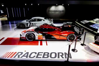 Teaser motorsport-feeling-im-porsche-pavillon-neue-ausstellung-mit-le-mans-live-uebertragung-am-14.-und-15.-juni-2025